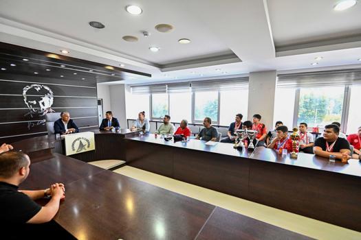 Başkan Uysal, güreşçilerle bir araya geldi
