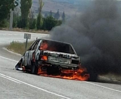Otomobil seyir halindeyken yandı
