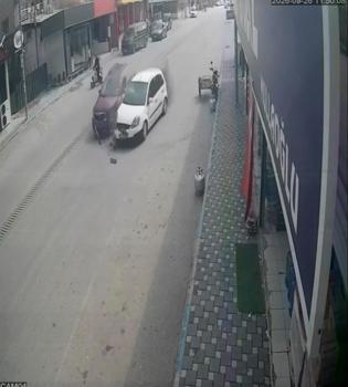 Toprakkale’de iki otomobil çarpıştı; 2 kişinin yaralandığı kaza anı kamerada