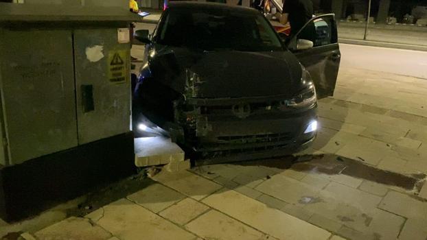 Kaldırıma çıkan otomobilin sürücüsü yaralandı