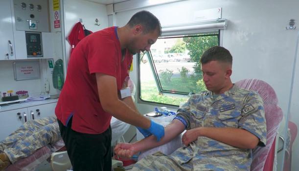 Hava Kuvvetleri Karargahı personelinden Kızılay'a kan bağışı