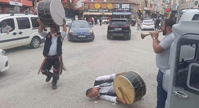 Çorum'da davulcular bahşişleri yere yatarak topladı