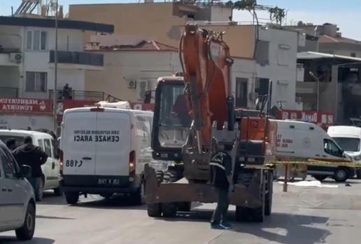 Yolun karşısına geçerken iş makinesinin çarptığı yaya öldü