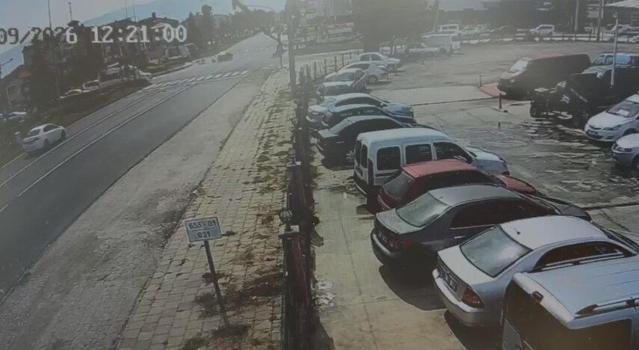 Otomobil ile motosikletin çarpıştığı kaza kamerada