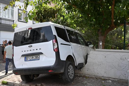 Hafif ticari araç apartman duvarına çarptı
