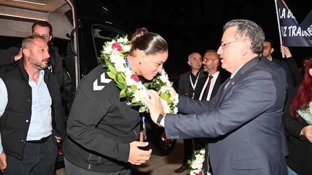 Avrupa şampiyonu boksör Havvanur Kethüda Trabzon'da coşkuyla karşılandı