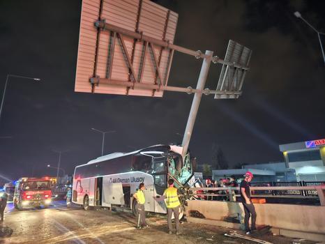 Yolcu otobüsü yön tabelasının direğine çarptı: 11 yaralı