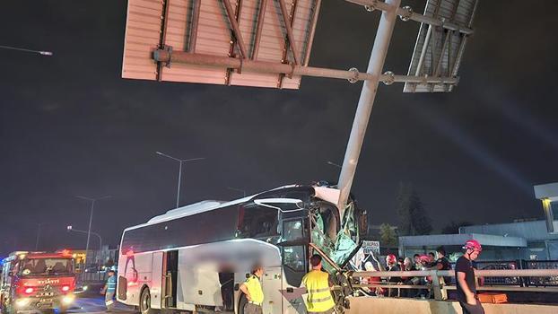 Yolcu otobüsü yön tabelasının direğine çarptı: 11 yaralı