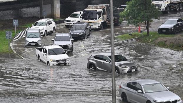 Bangkok'ta sel: Binlerce kişi tahliye edildi