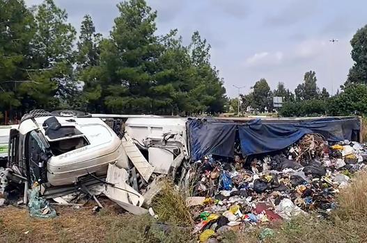 Devrilen TIR'ın şoförü yaralandı
