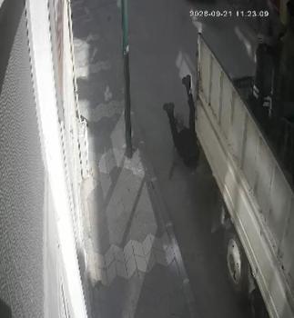 Hareket halindeki kamyonetin kasasından düştü; kaza kamerada