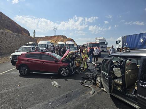 Bingöl’de hafif ticari araç ile otomobil çarpıştı: 6 yaralı