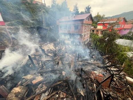 Kastamonu'da 2 katlı ahşap evde yangın
