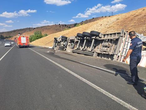 Devrilen saman yüklü TIR’da yangın çıktı