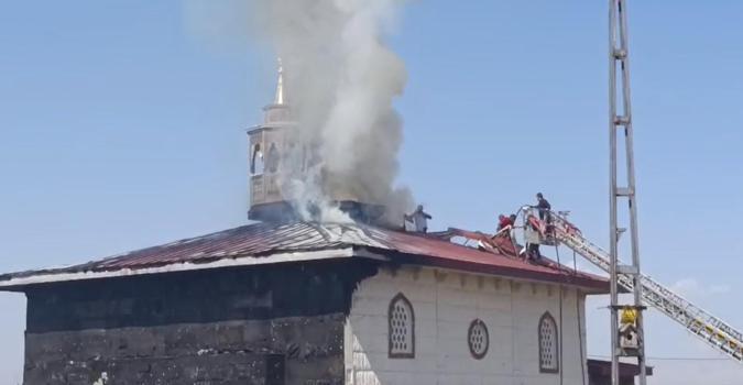 Ağrı Şehir Mezarlığı'ndaki camide yangın