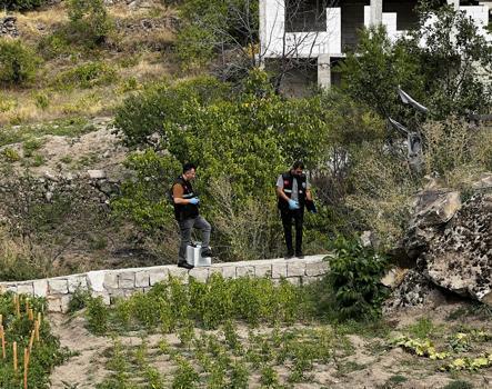 Babasının kucağındayken üzerine kaya parçası düşen çocuk, ağır yaralandı