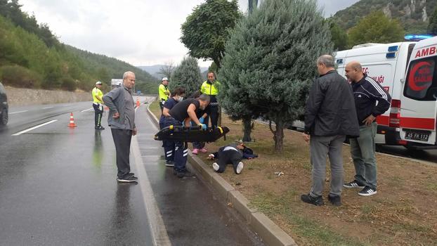 Karayoluna duba yerleştiren görevliye otomobil çarptı