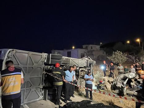 Gaziantep’te yolcu otobüsü ile otomobil çarpıştı; 7 ölü,13 yaralı