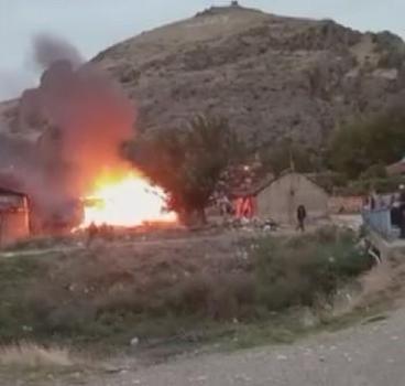 Amasya'da tek katlı ahşap ev yandı