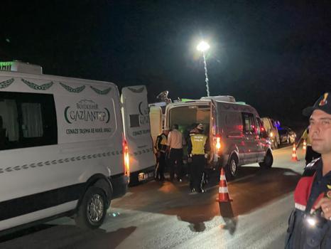 Gaziantep’te yolcu otobüsü ile otomobil çarpıştı; 7 ölü,16 yaralı (4)