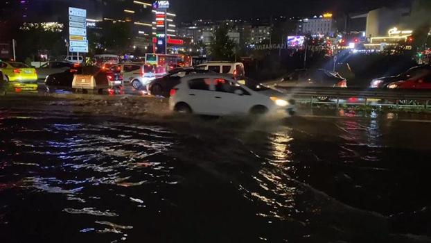 İstanbul’da sağanak etkili oluyor; yollar göle döndü