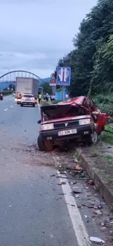 Arıza nedeniyle yol kenarında duran otomobile TIR çarptı; 2 yaralı
