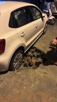 İstanbul'da alt geçidi su bastı; araçlar çöken yolda kaldı