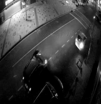 Arnavutköy'de hafif ticari araç ile motosikletin çarpıştığı kaza kamerada: 2 yaralı