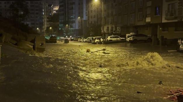 Ankara'da sağanak sonrası rögar taştı; alt kattaki evleri su bastı