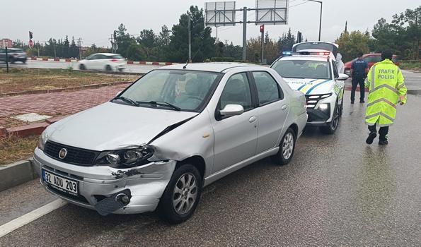 Otomobiller kavşakta çarpıştı