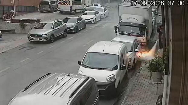Kağıthane’de yeraltı elektrik kablolarında patlama: Aracını son anda kurtardı
