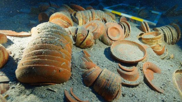 Akdeniz’de 2100 yıllık gemi batığından antik sofra takımı çıkarıldı