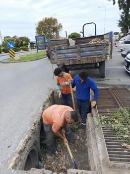 Ayvalık'ta mazgal ve yağmur suyu kanalları temizlenerek kışa hazırlanıyor