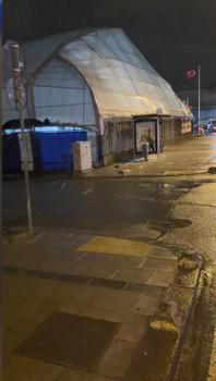 Arnavutköy'de otobüs durağıının camını taşla kırdı