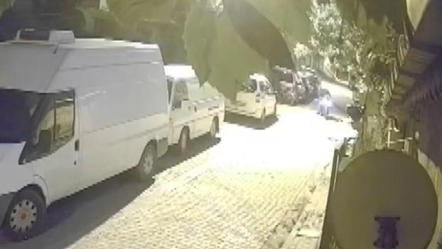 Avcılar’da şüphelilerin park halindeki motosikleti çaldığı anlar kamerada