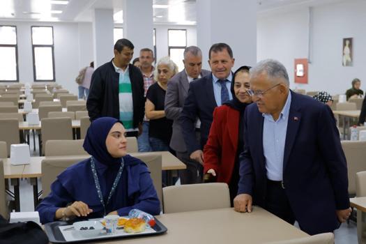 Başkan Büyükkılıç’tan kız yurdunda gençlerle buluşma