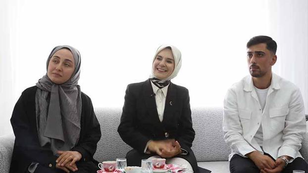 Bakan Göktaş, evlilik kredisinden yararlanan yeni evli çiftin ilk misafiri oldu