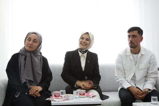 Bakan Göktaş, evlilik kredisinden yararlanan yeni evli çiftin ilk misafiri oldu