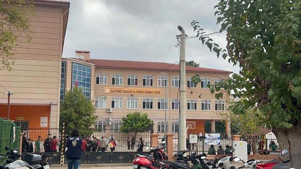 Manisa’daki okulda öğrenciler yeniden dersbaşı yaptı