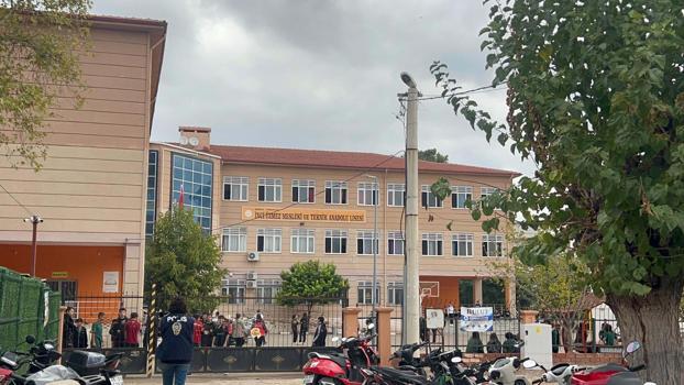 Manisa’daki okulda öğrenciler yeniden dersbaşı yaptı