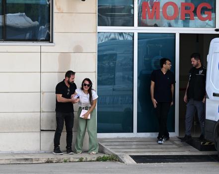 Otomobille çarpışan TIR durağa devrildi: 2 ölü (2)