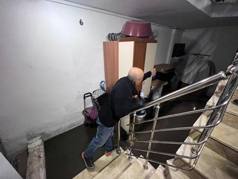 Ankara'da sağanak sonrası rögar taştı; binaların giriş ve bodrum katlarını su bastı