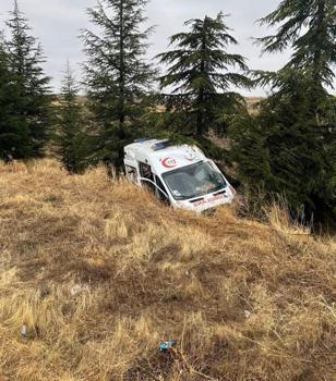 Ambulans yoldan çıktı; 4 yaralı