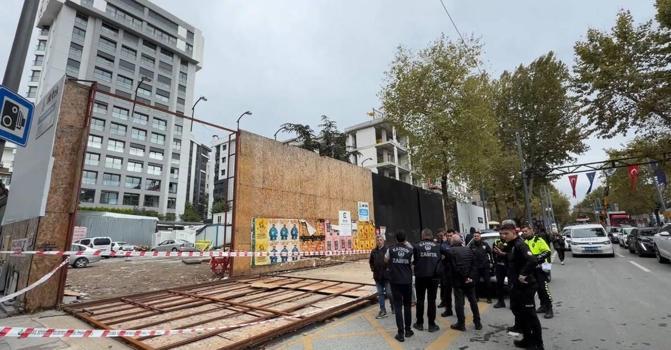 Kadıköy'de inşaatın dış koruma kaplaması yayaların üzerine devrildi: 2 yaralı