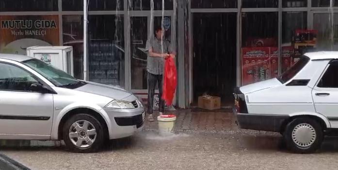 İmamoğlu'nda sağanak hayatı olumsuz etkiledi