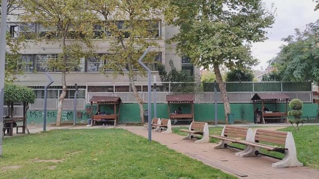 Bayrampaşa'da polisten kaçan 2 şüpheli yanlarında bulunan tabancayı çocuklara saklattı