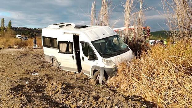 Balıkesir'de işçi servis minibüsü şarampole yuvarlandı; 13 yaralı