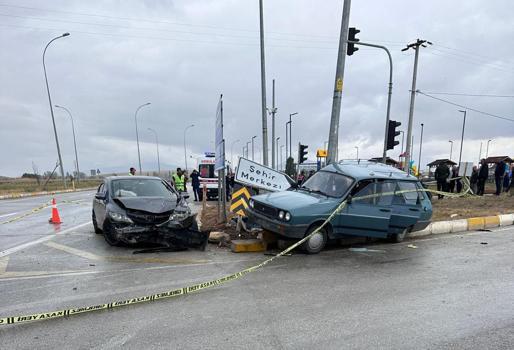Kütahya'da iki otomobilin çarpıştığı kaza kamerada; 2 ölü, 8 yaralı