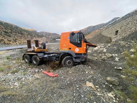 TIR yol kenarına savruldu; 2 yaralı