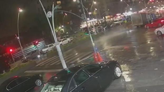 Esenler’de kayganlaşan yolda sürüklenen motosikletin kamyona çarptığı kaza kamerada